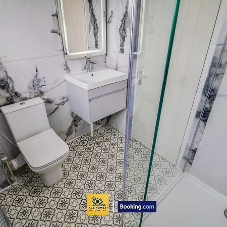 Three Br House By Ace Homes Short Lets & Serviced With Free Wifi Sleeps7 Leeds (West Yorkshire)