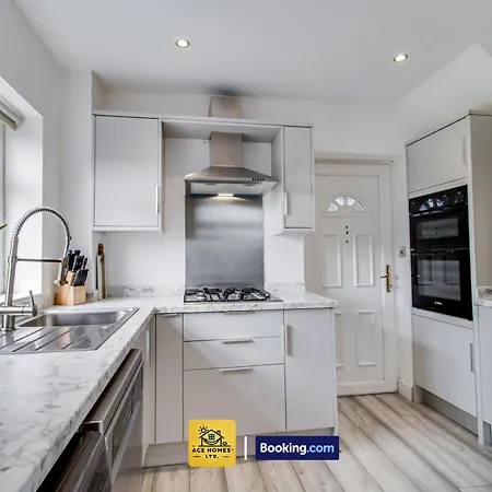 Three Br House By Ace Homes Short Lets & Serviced With Free Wifi Sleeps7 *