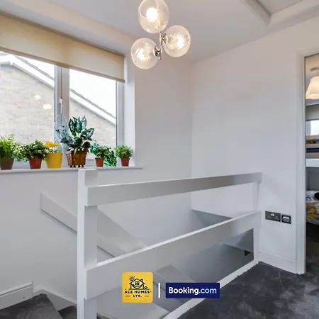 Three Br House By Ace Homes Short Lets & Serviced With Free Wifi Sleeps7 Leeds (West Yorkshire)