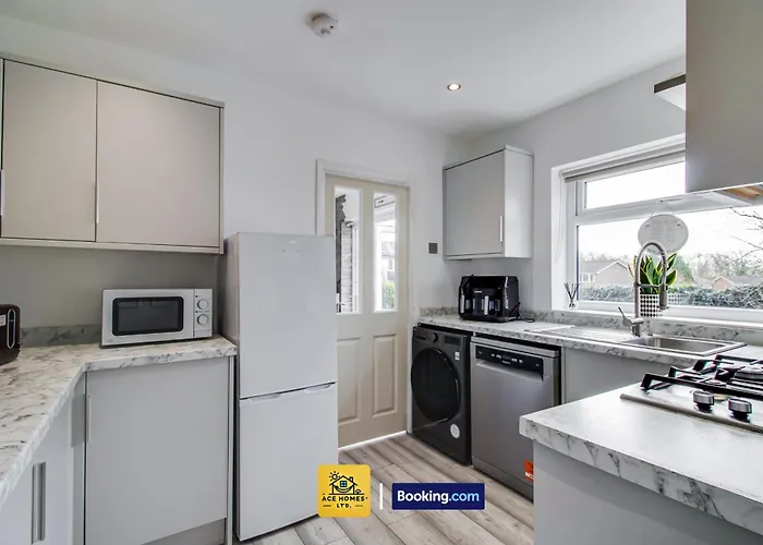 Three Br House By Ace Homes Short Lets & Serviced With Free Wifi Sleeps7