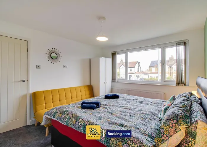 Three Br House By Ace Homes Short Lets & Serviced With Free Wifi Sleeps7 בית נופש *