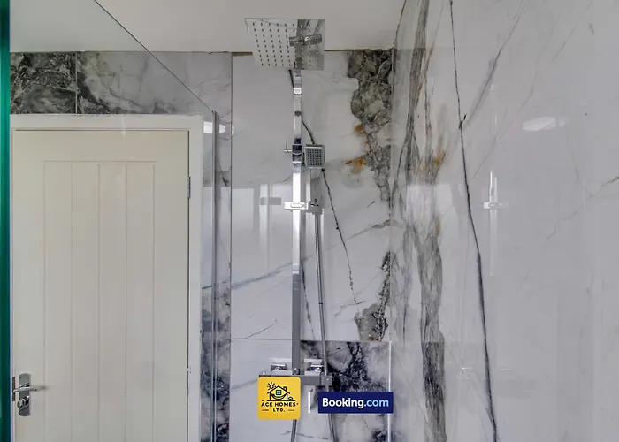 Three Br House By Ace Homes Short Lets & Serviced With Free Wifi Sleeps7 בית נופש