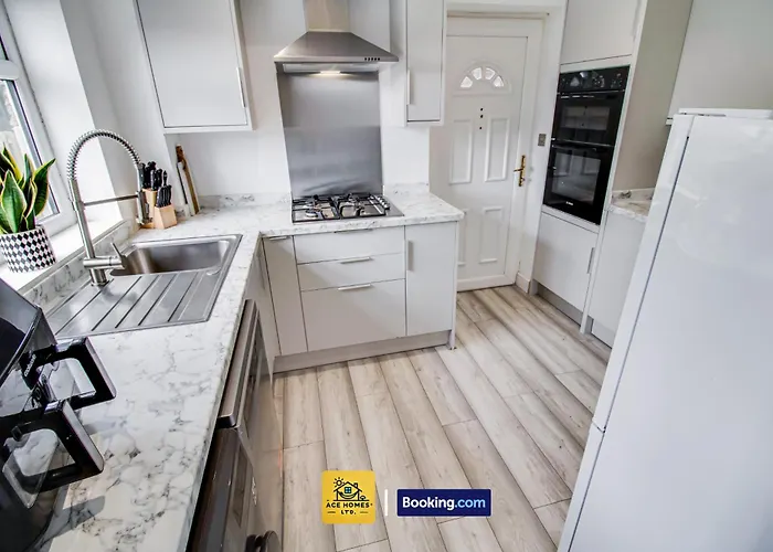 Three Br House By Ace Homes Short Lets & Serviced With Free Wifi Sleeps7 בית נופש *