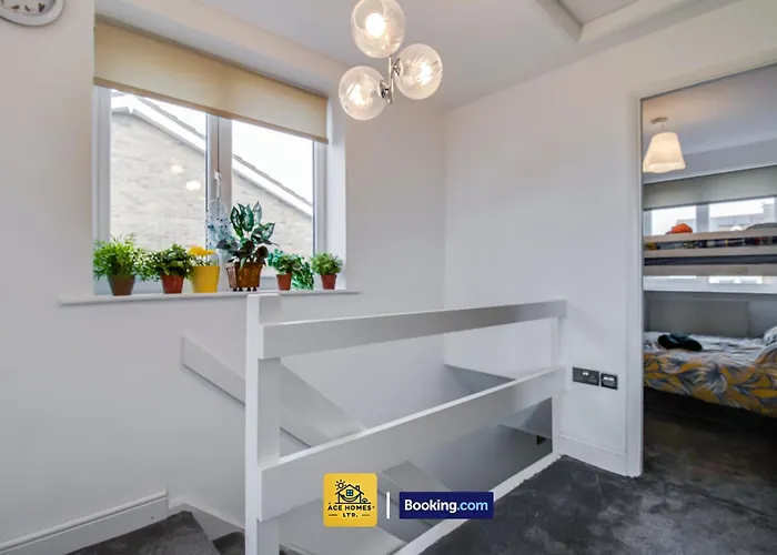 Three Br House By Ace Homes Short Lets & Serviced With Free Wifi Sleeps7 לידס