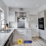 Convenient Flat By Ace Homes Contractors With Free Parking *