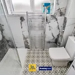 Holiday home Convenient Flat By Ace Homes Contractors With Free Parking *