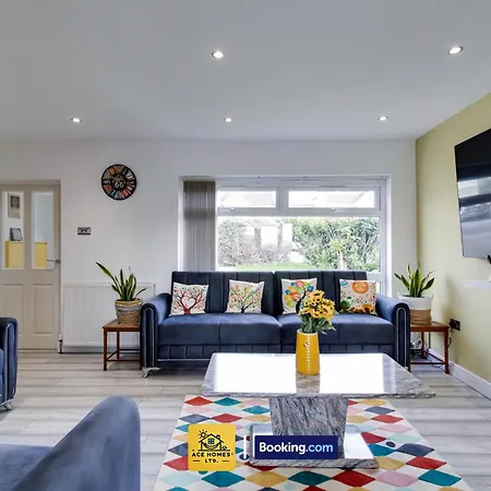 Three Br House By Ace Homes Short Lets & Serviced With Free Wifi Sleeps7 * Leeds (West Yorkshire)