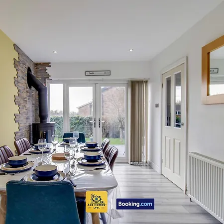 Three Br House By Ace Homes Short Lets & Serviced With Free Wifi Sleeps7 * Leeds (West Yorkshire)