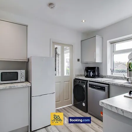 Three Br House By Ace Homes Short Lets & Serviced With Free Wifi Sleeps7