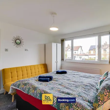 Three Br House By Ace Homes Short Lets & Serviced With Free Wifi Sleeps7 Holiday home *