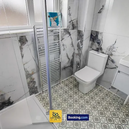 Convenient Flat By Ace Homes Contractors With Free Parking לידס