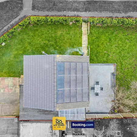 Three Br House By Ace Homes Short Lets & Serviced With Free Wifi Sleeps7 * Leeds (West Yorkshire)