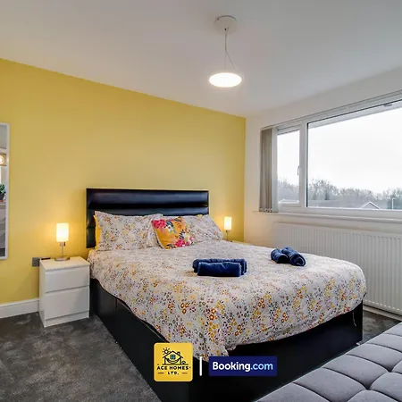 Three Br House By Ace Homes Short Lets & Serviced With Free Wifi Sleeps7 * Leeds (West Yorkshire)