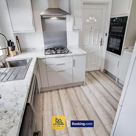 Three Br House By Ace Homes Short Lets & Serviced With Free Wifi Sleeps7 Holiday home *