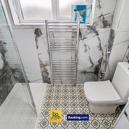 Hébergement de vacances Convenient Flat By Ace Homes Contractors With Free Parking *