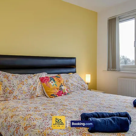 Convenient Flat By Ace Homes Contractors With Free Parking * לידס
