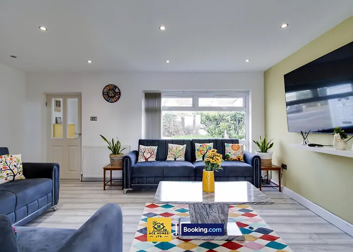 Three Br House By Ace Homes Short Lets & Serviced With Free Wifi Sleeps7 * Leeds (West Yorkshire)