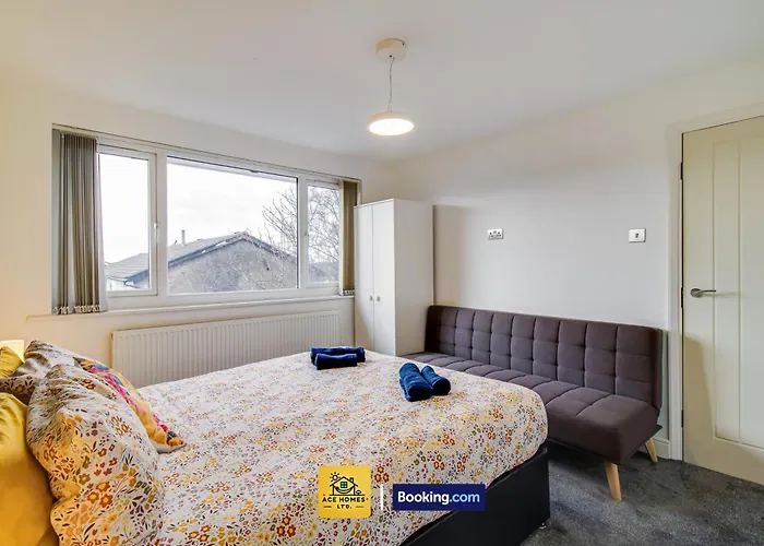 Three Br House By Ace Homes Short Lets & Serviced With Free Wifi Sleeps7 Holiday home