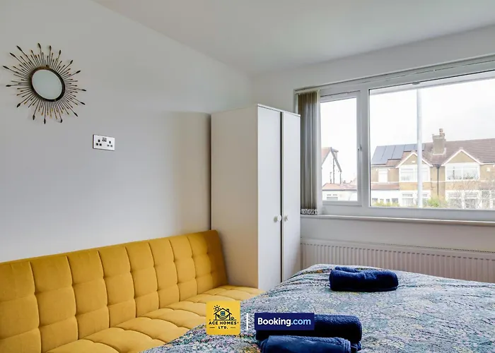 Three Br House By Ace Homes Short Lets & Serviced With Free Wifi Sleeps7 Holiday home Leeds (West Yorkshire)