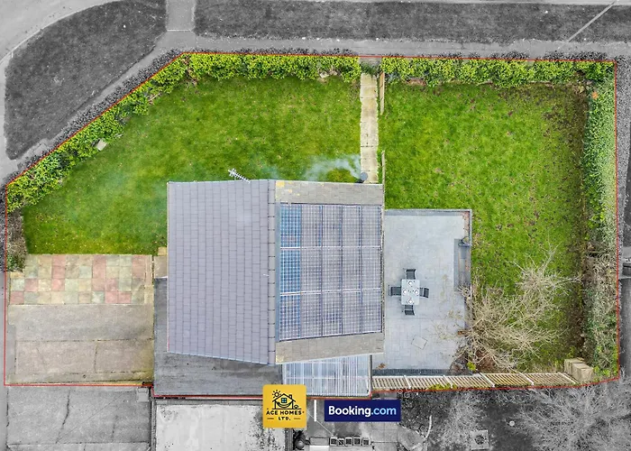 Three Br House By Ace Homes Short Lets & Serviced With Free Wifi Sleeps7 * Leeds (West Yorkshire)