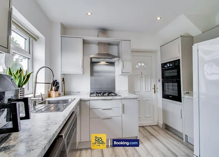 Three Br House By Ace Homes Short Lets & Serviced With Free Wifi Sleeps7 *