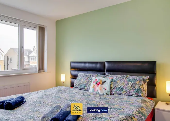 Three Br House By Ace Homes Short Lets & Serviced With Free Wifi Sleeps7 Holiday home