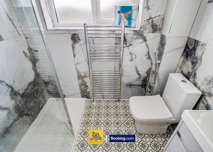 Holiday home Three Br House By Ace Homes Short Lets & Serviced With Free Wifi Sleeps7 *