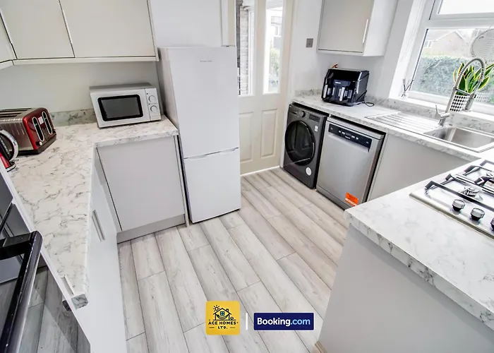 Holiday home Three Br House By Ace Homes Short Lets & Serviced With Free Wifi Sleeps7 *